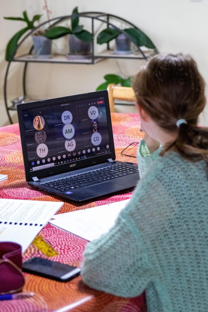 Uczestniczka kursu językowego online przy laptopie